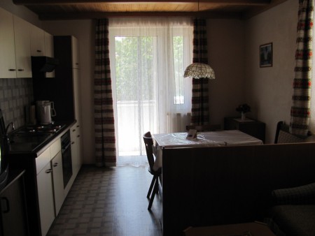 Küchenzeile und Esstisch