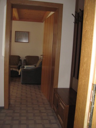 Vorzimmer mit Blick in Wohnbereich